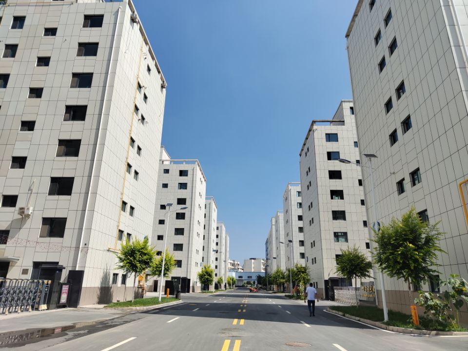 CCTV2财经频道报道，兰州树屏产业园区建立了完善的牛肉面生产线，不仅促进了地方经济发展，还为牛肉面产业探索了新的机遇